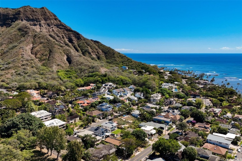 LOCATION, LOCATION, LOCATION - RARELY AVAILABLE, sought after - Beach Lot for sale in Honolulu, Hawaii on Beachhouse.com