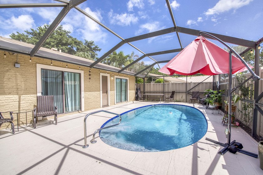 This beautifully maintained 3-bedroom, 2-bathroom townhome - Beach Townhome/Townhouse for sale in Palm Beach Gardens, Florida on Beachhouse.com