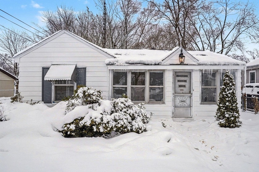 Beautifully remodeled 1-bedroom, 1-bath home with an added flex - Beach Home for sale in Muskegon, Michigan on Beachhouse.com