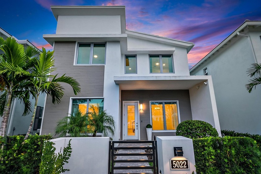 PALM BEACH GARDENS EXCLUSIVE TURNKEY & SPACIOUS 6BD RESIDENCE IN - Beach Home for sale in Palm Beach Gardens, Florida on Beachhouse.com