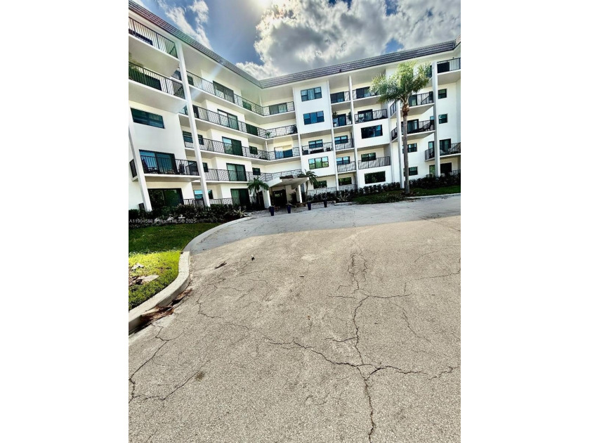 Greatly priced 2 bedroom condo with 1 full bath and additional - Beach Condo for sale in Fort Lauderdale, Florida on Beachhouse.com
