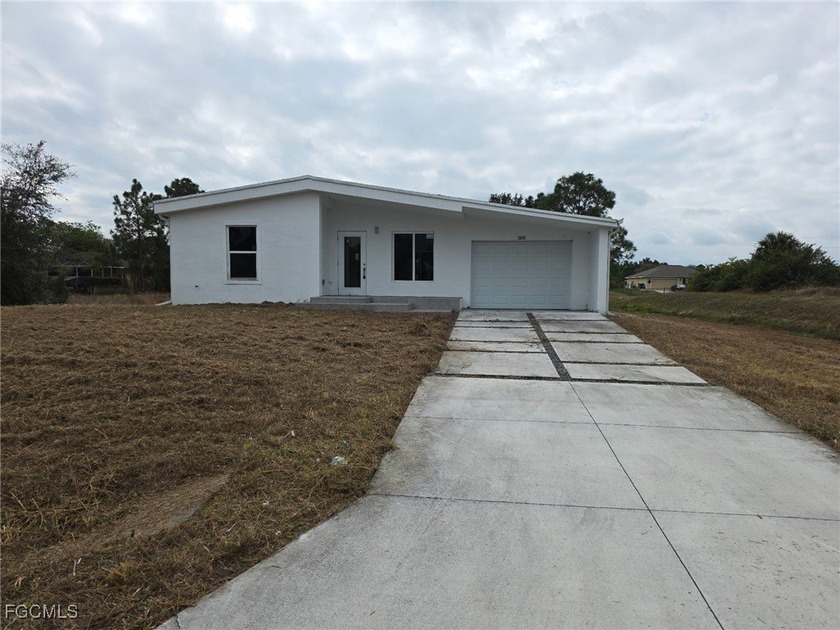 CASH OFFERS ONLY! CONTRACTOR and INVESTOR SPECIAL! This is a - Beach Home for sale in Lehigh Acres, Florida on Beachhouse.com