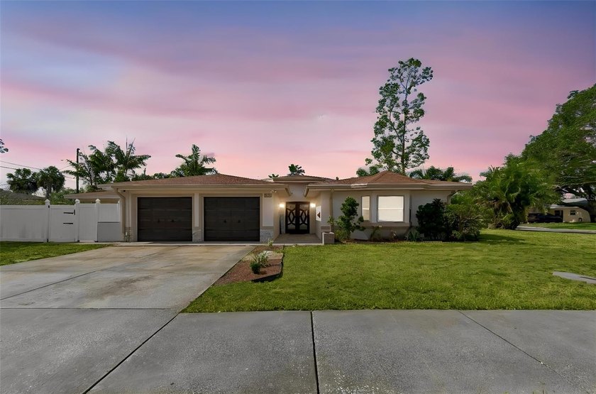 Exclusive Pinellas Point Estate - HIGH & DRY.. NO FLOOD ZONE;

 - Beach Home for sale in St. Petersburg, Florida on Beachhouse.com