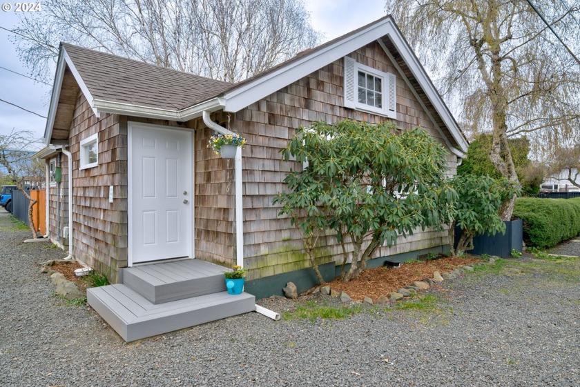 Adorable, remodeled bungalow offers the perfect blend of comfort - Beach Home for sale in Long Beach, Washington on Beachhouse.com