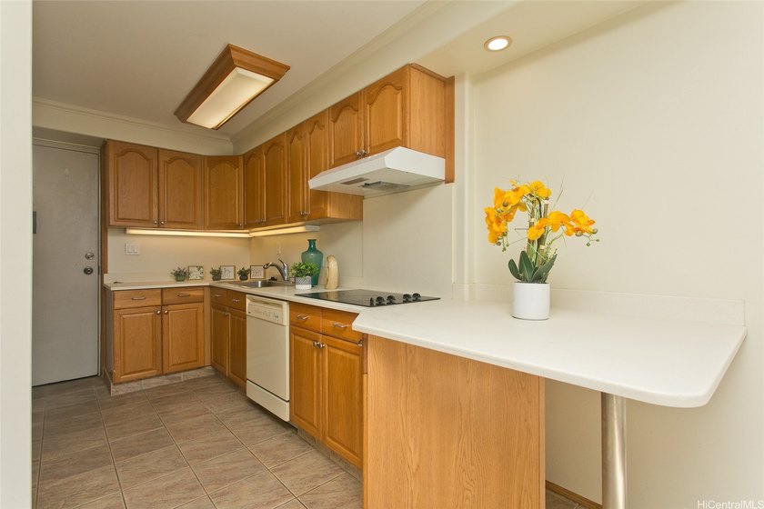 Well-maintained studio in a secure, well-managed building in a - Beach Condo for sale in Honolulu, Hawaii on Beachhouse.com