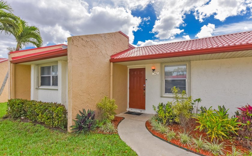 Adorable waterfront villa filled with natural light! This - Beach Home for sale in West Palm Beach, Florida on Beachhouse.com