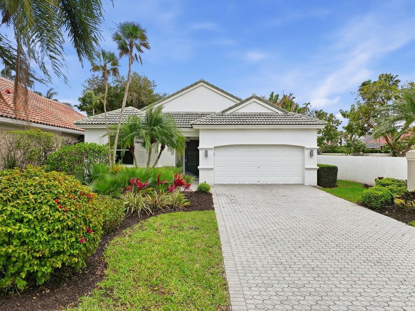 Natural Beauty! Corner lot - This 3/2/2 split plan is ready for - Beach Home for sale in West Palm Beach, Florida on Beachhouse.com
