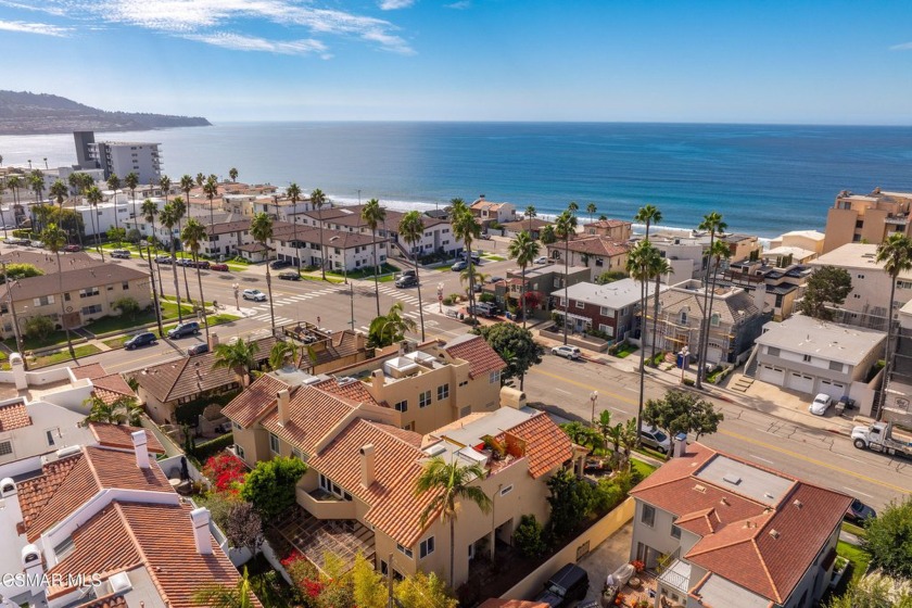 This beachside townhome is a gateway to the quintessential South - Beach Townhome/Townhouse for sale in Redondo Beach, California on Beachhouse.com