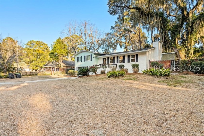 Recently renovated 5 bedroom home in the heart of Mossy Oaks! A - Beach Home for sale in Beaufort, South Carolina on Beachhouse.com
