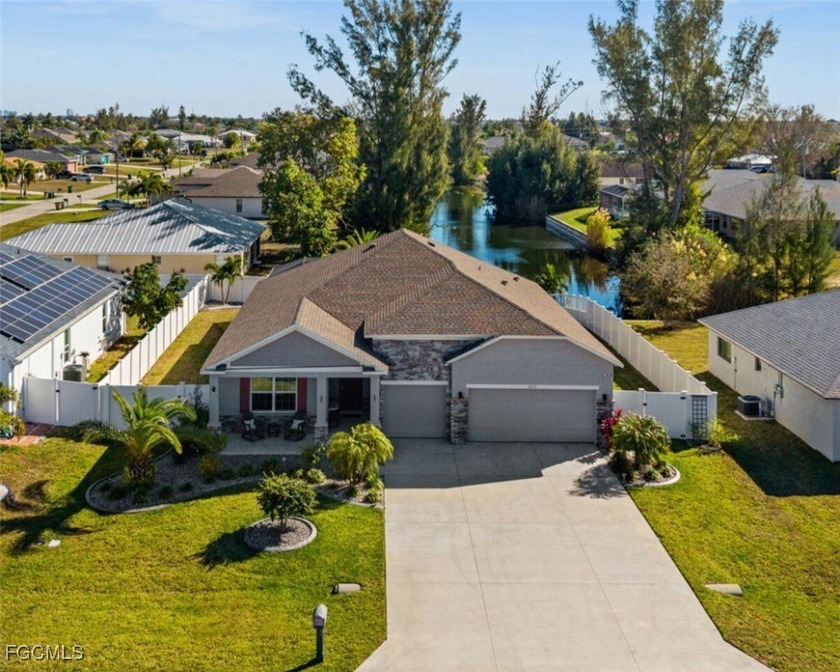 PRIVATE SW FLORIDA LIFESTYLE OASIS! Welcome to this newer - Beach Home for sale in Cape Coral, Florida on Beachhouse.com