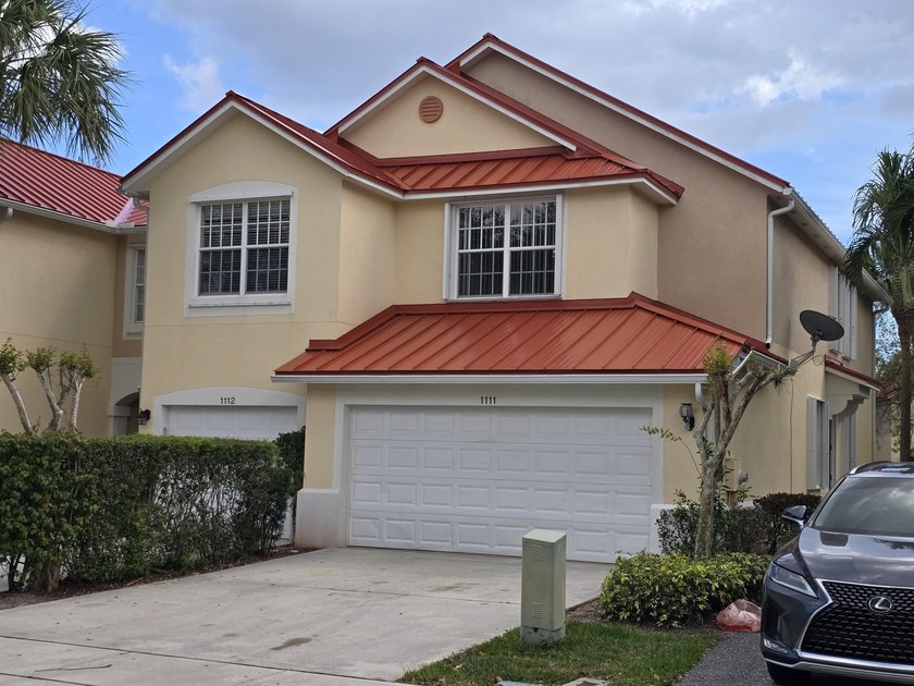 Beautifully updated lakefront corner townhome in the gated - Beach Townhome/Townhouse for sale in Greenacres, Florida on Beachhouse.com