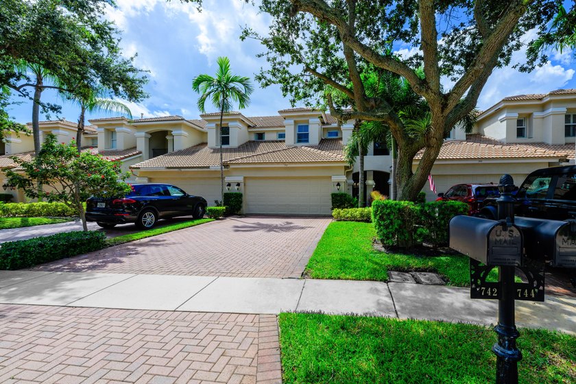 Discover your dream home in this stunning 3-bedroom, 2-bath - Beach Townhome/Townhouse for sale in West Palm Beach, Florida on Beachhouse.com