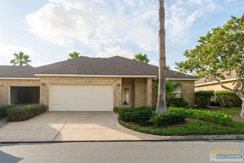 This beautifully maintained 3-bedroom, 2-bath Golf Villa is - Beach Townhome/Townhouse for sale in Laguna Vista, Texas on Beachhouse.com