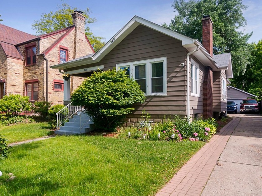 Charming 6 room, 2 bedroom, 1 bath Chicago style bungalow. Large - Beach Home for sale in Waukegan, Illinois on Beachhouse.com