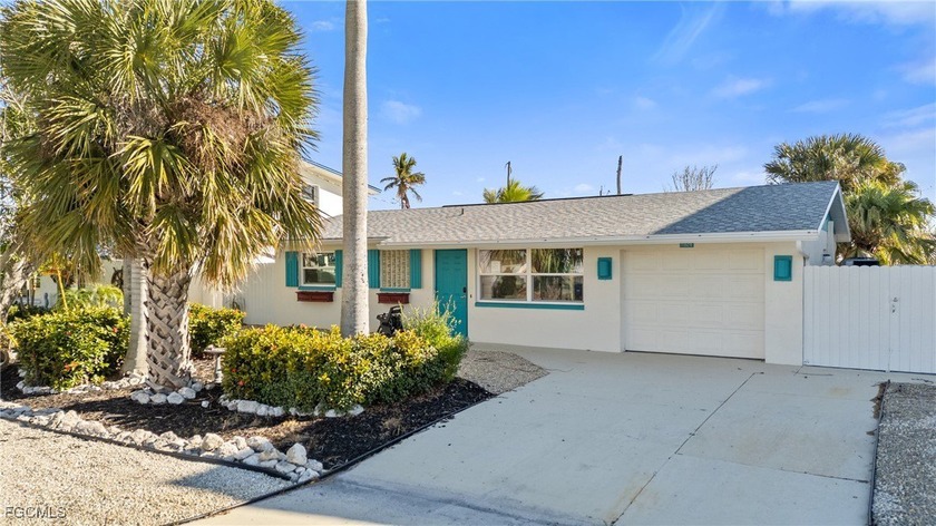 Waterfront living at its best in the heart of Matlacha! This - Beach Home for sale in Matlacha, Florida on Beachhouse.com