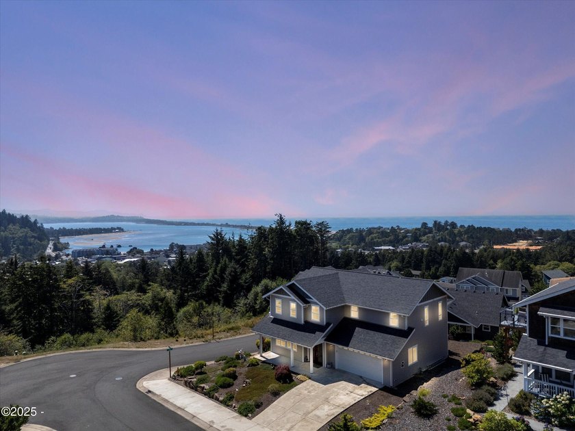 Situated in the Resort at Bayview community, this 3 bedroom, 2.5 - Beach Home for sale in Lincoln City, Oregon on Beachhouse.com