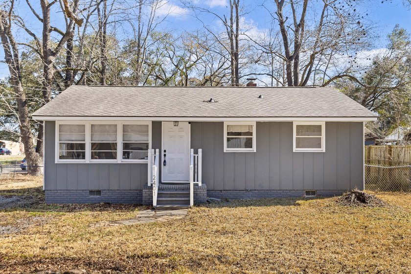 TURNKEY & MOVE-IN READY! Completely renovated 3BD/1BA home in - Beach Home for sale in North Charleston, South Carolina on Beachhouse.com
