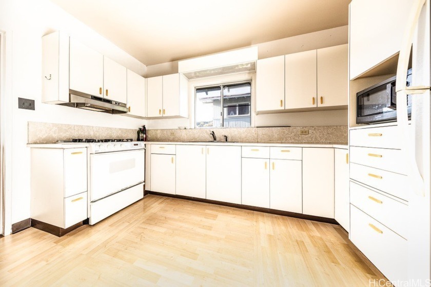 Blank canvas for the brave. Separate dwellings, this - Beach Home for sale in Honolulu, Hawaii on Beachhouse.com