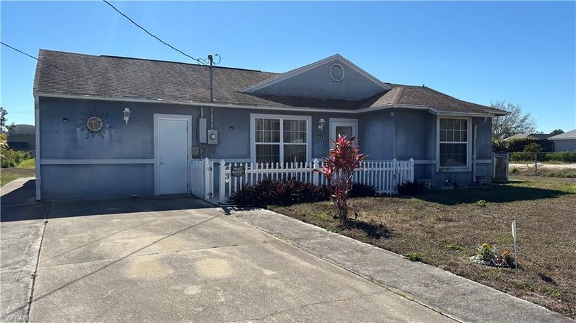 Welcome to your next home! Showcasing 2 Bedrooms and 2 bathrooms - Beach Home for sale in Lehigh Acres, Florida on Beachhouse.com