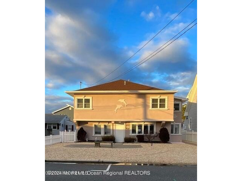 Welcome to this beautiful move-in ready beach home. Situated - Beach Condo for sale in Lavallette, New Jersey on Beachhouse.com
