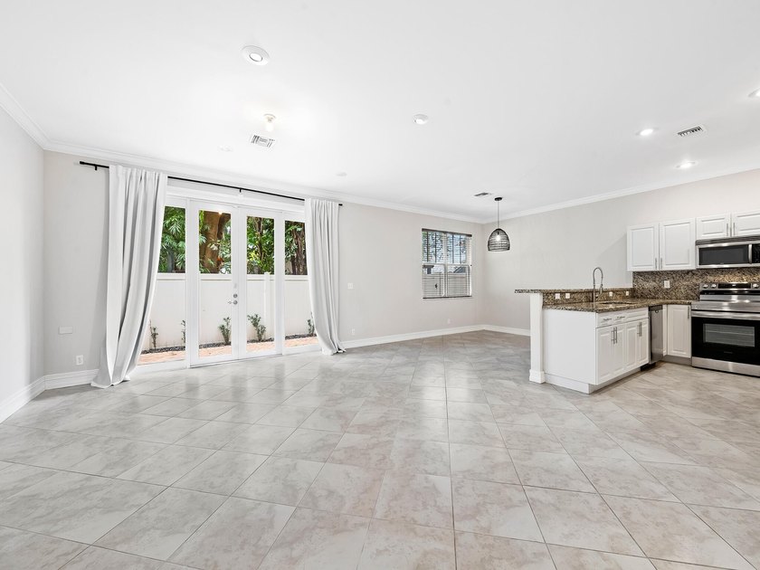 Seller will pay up to $10,000 of Buyer's Closing Costs. This - Beach Townhome/Townhouse for sale in Oakland Park, Florida on Beachhouse.com