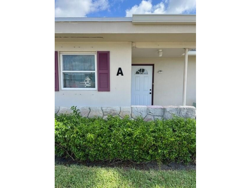 Clean 1 BR/1BA corner unit with tile flooring throughout - Beach Condo for sale in West Palm Beach, Florida on Beachhouse.com