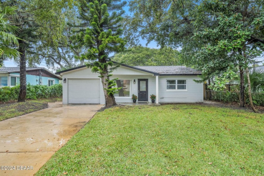 Just one block to the beach, this charming 2 bedroom, 2 bathroom - Beach Home for sale in New Smyrna Beach, Florida on Beachhouse.com