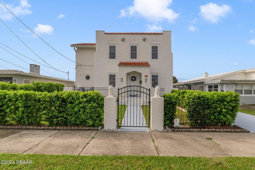 **WELCOME HOME** Perfectly situated off A1A and just steps from - Beach Home for sale in Daytona Beach, Florida on Beachhouse.com