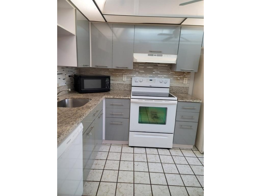 Drastically reduced for a quick sale !, Seller motivated - Beach Condo for sale in Pembroke Pines, Florida on Beachhouse.com