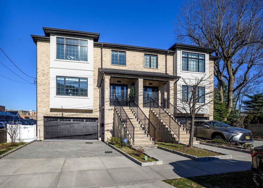 Welcome to your future of elegance, a truly immaculate home. The - Beach Townhome/Townhouse for sale in Fort Lee, New Jersey on Beachhouse.com