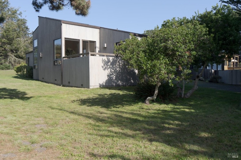 So many possibilities with this listing given the Lot next door - Beach Home for sale in Sea Ranch, California on Beachhouse.com