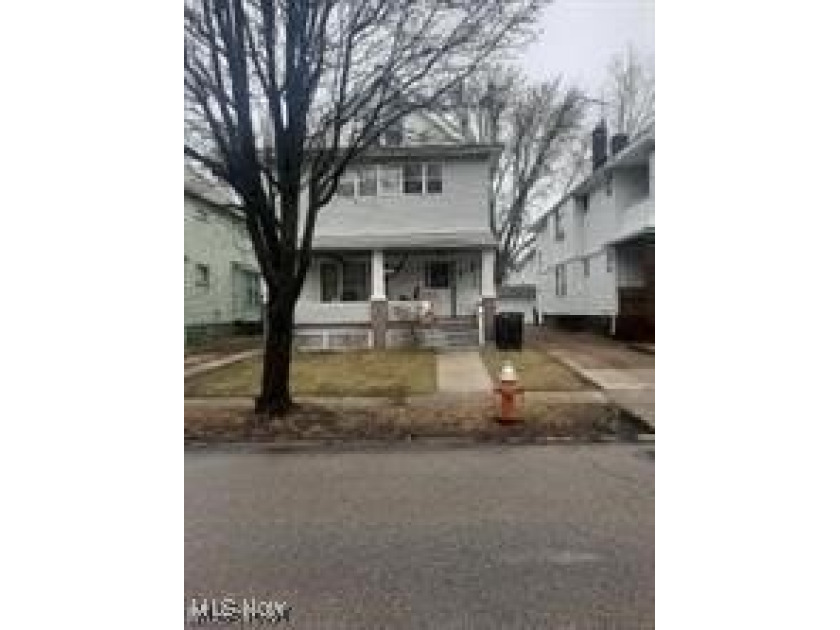 Welcome to this fantastic duplex in the Waterloo area. Up unit - Beach Home for sale in Cleveland, Ohio on Beachhouse.com