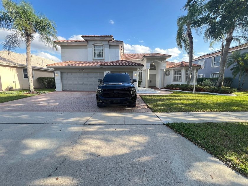 Beautiful 5-Bedroom and 4-bath lakefront residence located in - Beach Home for sale in Pembroke Pines, Florida on Beachhouse.com