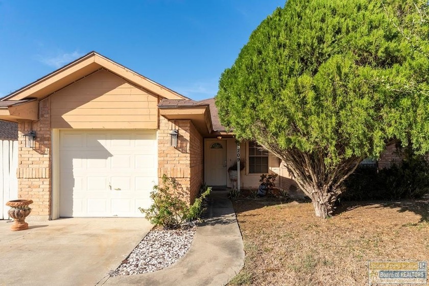 Welcome to 1209 Mango Ct, Laguna Vista, TX 78578. This inviting - Beach Home for sale in Laguna Vista, Texas on Beachhouse.com