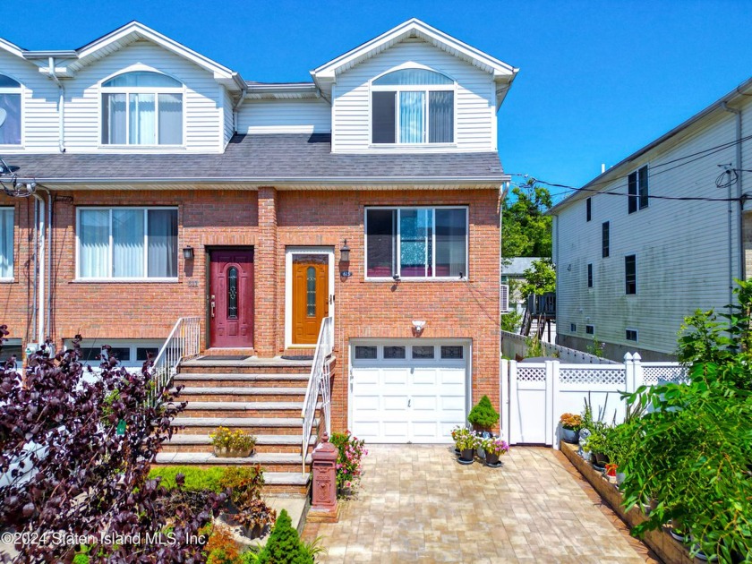 This beautifully renovated end-unit single-family home - Beach Home for sale in Staten Island, New York on Beachhouse.com