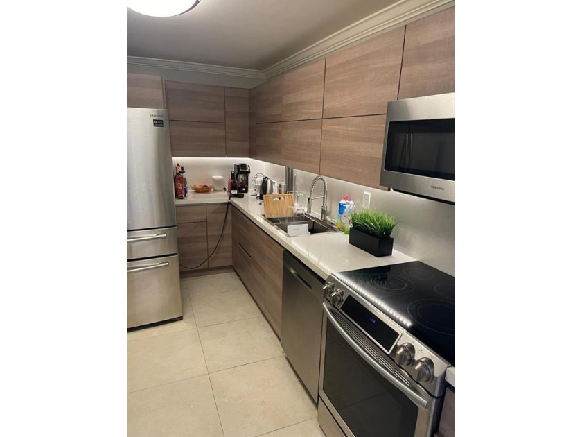 Beautiful unit. Resort-style community. Large Living room with - Beach Condo for sale in Hollywood, Florida on Beachhouse.com