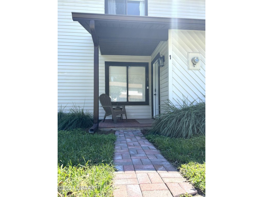 Beautifully remodeled townhome is move in ready! This end unit - Beach Townhome/Townhouse for sale in Edgewater, Florida on Beachhouse.com