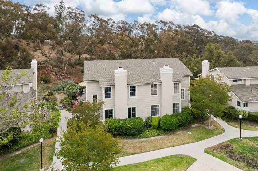 Light, bright, and beautifully updated! This move-in ready - Beach Townhome/Townhouse for sale in Carlsbad, California on Beachhouse.com
