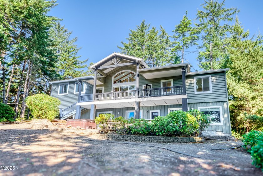 MUST SEE!! This beautiful 4 bedroom 2.5 bathroom home has - Beach Home for sale in Waldport, Oregon on Beachhouse.com