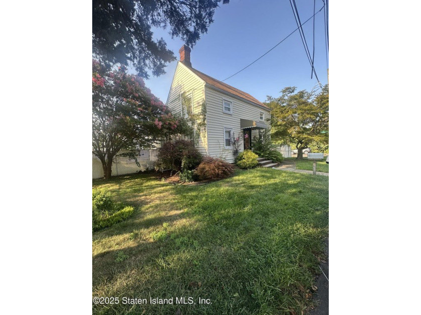 Welcome to 53 Morris St a 2 bedroom home sitting on large parcel - Beach Home for sale in Staten Island, New York on Beachhouse.com