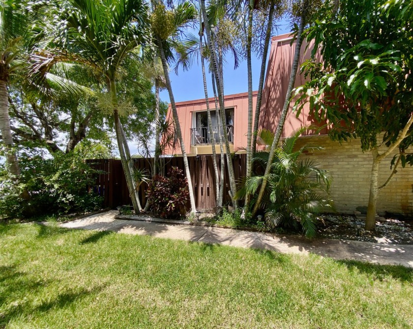 Townhome with Updated  Kitchen,Roof installed in 2023 - Beach Townhome/Townhouse for sale in Palm Beach Gardens, Florida on Beachhouse.com