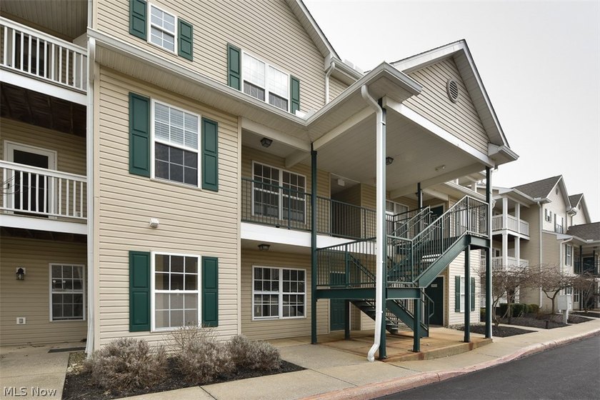 SUPER OPPORTUNITY on Meadowood Golf Course near Crocker Park! - Beach Condo for sale in Westlake, Ohio on Beachhouse.com