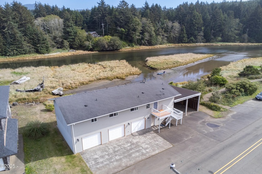 Fantastic opportunity to live and work in one location! Situated - Beach Home for sale in Lincoln City, Oregon on Beachhouse.com