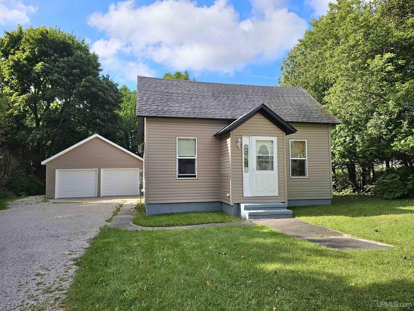 **Highest and Best offers due by Friday 4/24 at 1pm.** This cute - Beach Home for sale in Manistique, Michigan on Beachhouse.com