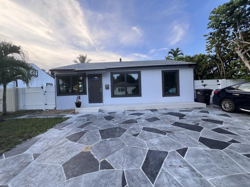 This Single Family Right in the tourist center with a large - Beach Home for sale in West Palm Beach, Florida on Beachhouse.com