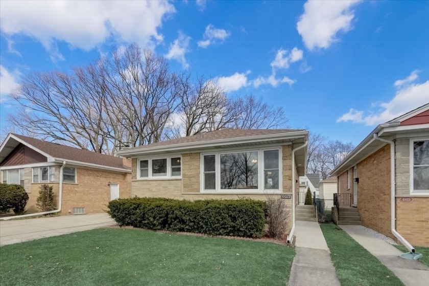 This move-in-ready 3-bedroom, 2-bath home is located in a highly - Beach Home for sale in Skokie, Illinois on Beachhouse.com