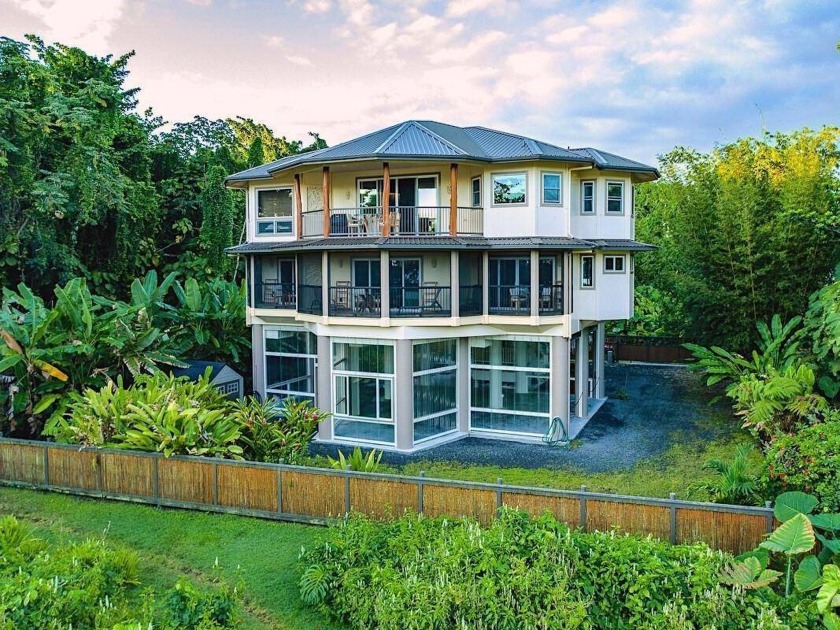 The Hilo Beach House is a successful multi-unit, beach-front - Beach Home for sale in Hilo, Hawaii on Beachhouse.com