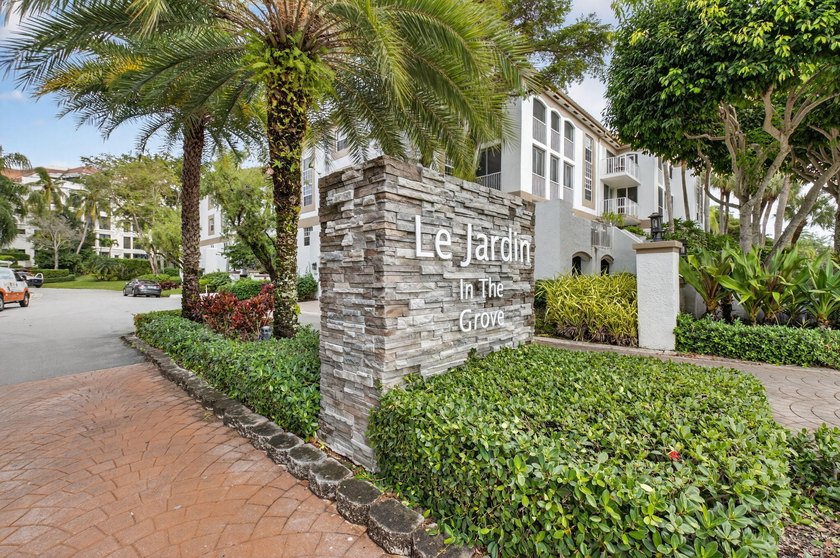 This beautiful 2-bedroom, 2-bath plus office condo offers - Beach Condo for sale in Boca Raton, Florida on Beachhouse.com