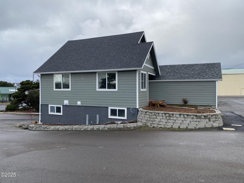 VACATION RENTAL ZONING ALLOWANCE! Opportunity knocks in the - Beach Commercial for sale in Lincoln City, Oregon on Beachhouse.com