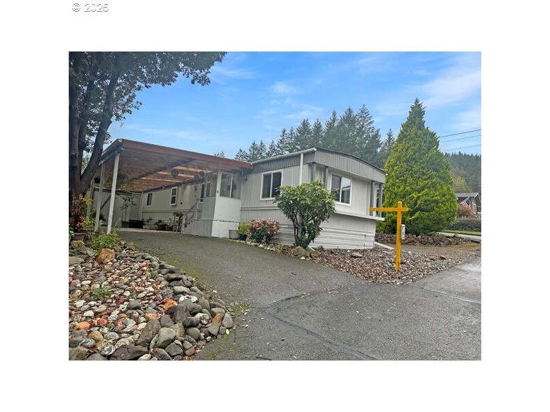 This bright and cheery 2/2 located up the Chetco River above the - Beach Home for sale in Brookings, Oregon on Beachhouse.com